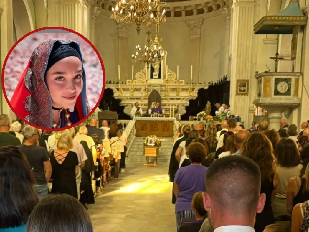 I funerali di Gaia Costa (nel tondo) alla cattedrale di Tempio (foto Busia)