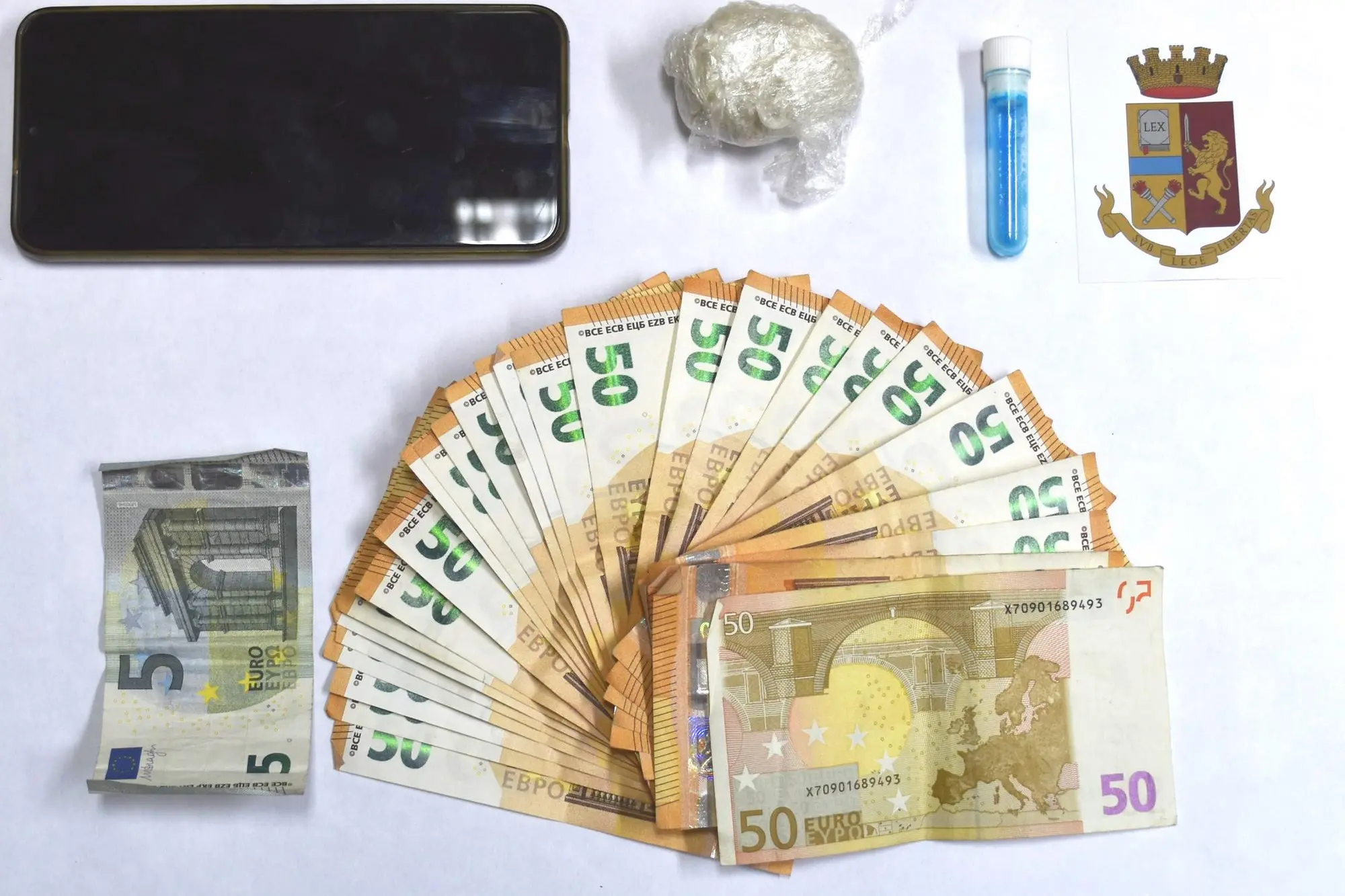 Il denaro e la droga sequestrati all'uomo fermato (foto Polizia di Stato)