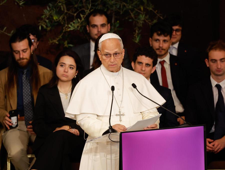 Leone: «Sbagliato chiamare difesa il riarmo». E ai giovani: «Siamo un desiderio, non un algoritmo»