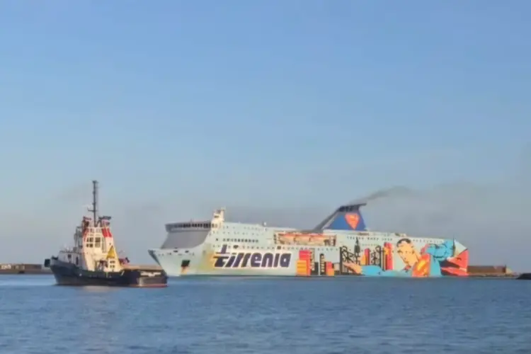 La nave Athara rientra in porto (foto Pala)