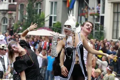 Partecipanti a una sfilata del Gay pride