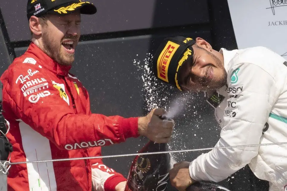 Vettel innaffia Hamilton sul podio