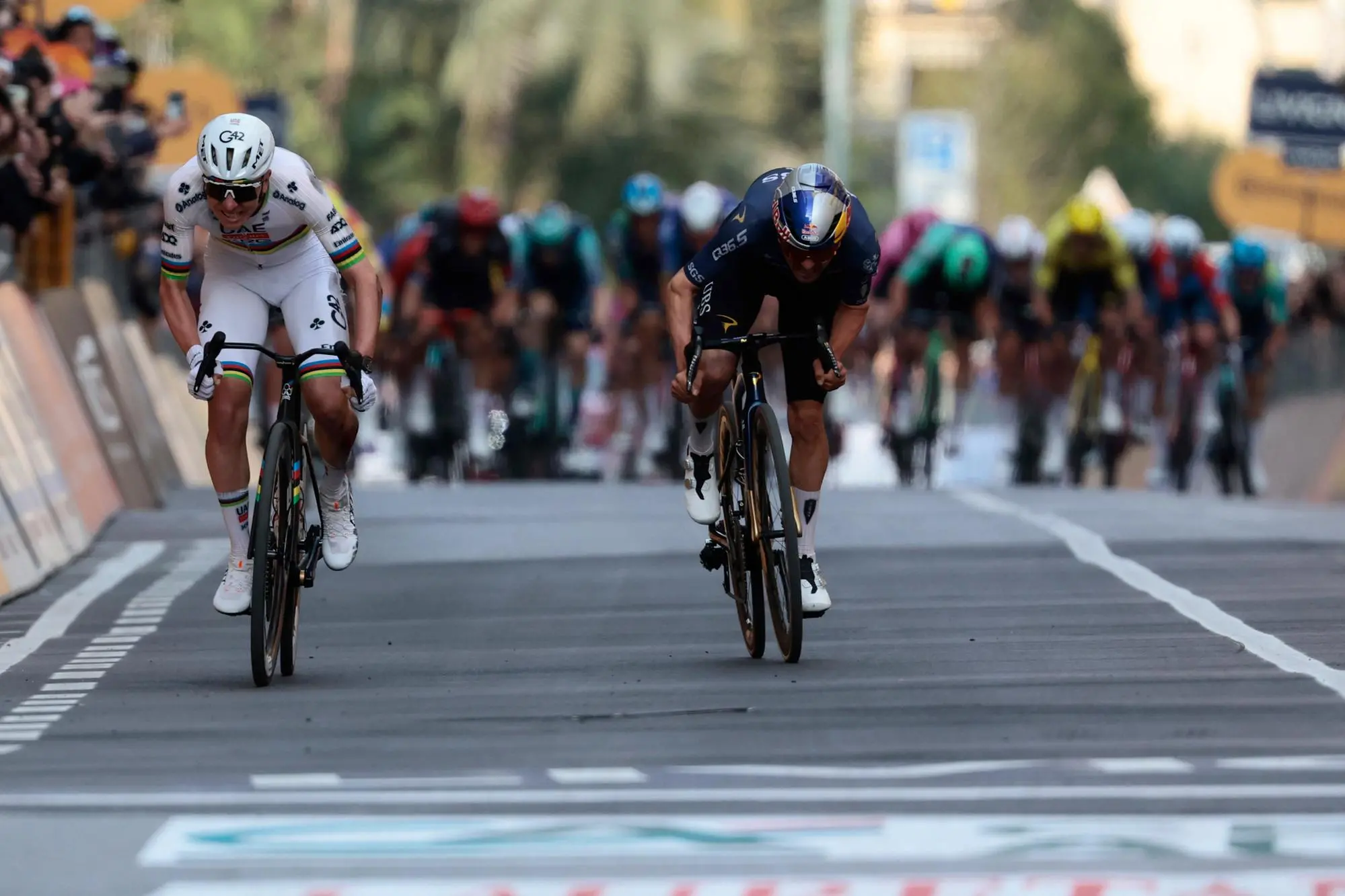 La volata di Tadej Pogacar alla Milano-Sanremo (foto Ansa)
