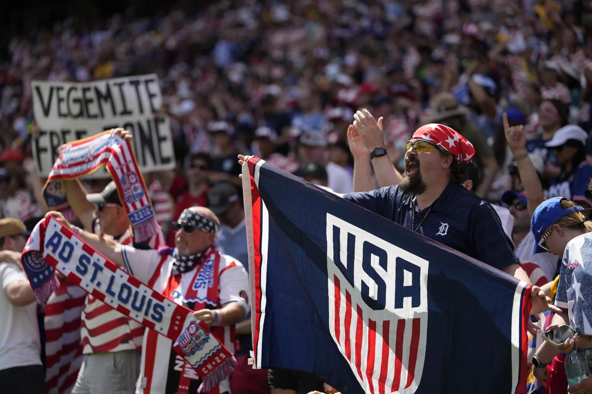 Tifosi della nazionale di calcio Usa durante il match contro l'Australia a Seattle (Ansa/Epa)
