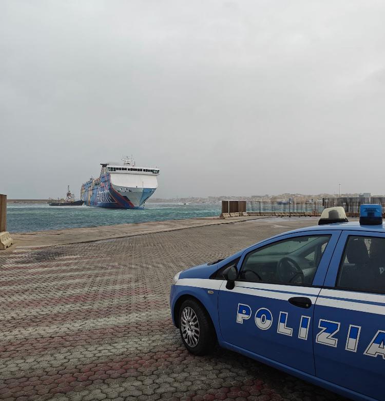 Porto Torres, raffiche a più di 100 km orari: si rompono gli ormeggi della nave Athara