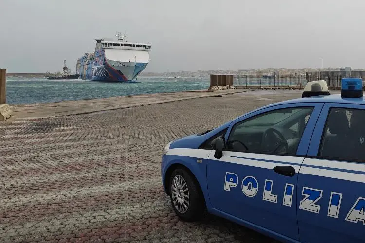 La nave davanti al porto (foto Pala)