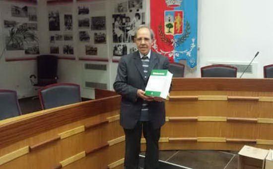 Il professor Mario Puddu con il suo dizionario della Lingua Sarda (foto Simone Farris)