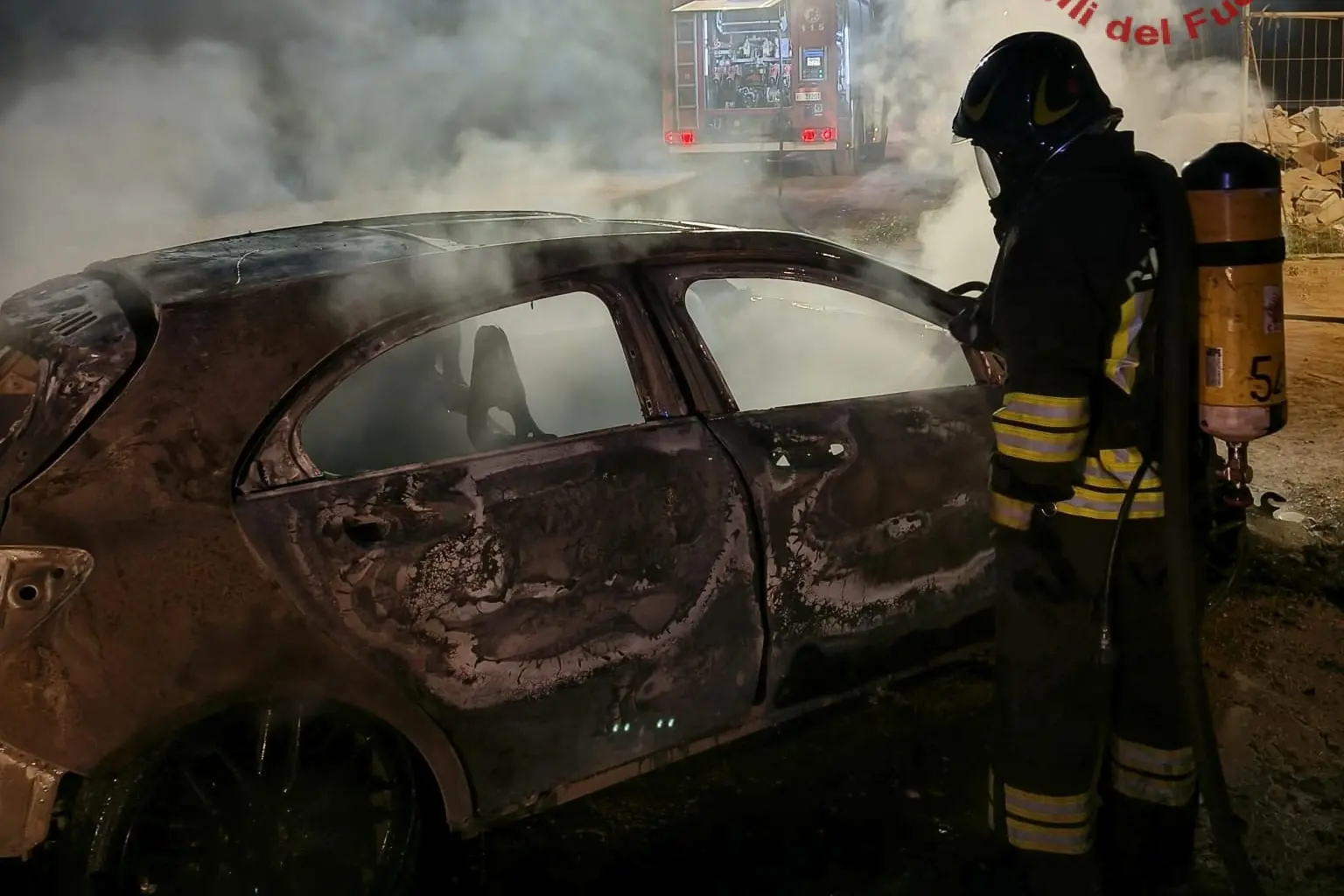 Uta, auto in fiamme