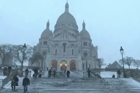 Parigi innevata, un'abbondate perturbazione colpisce la Francia