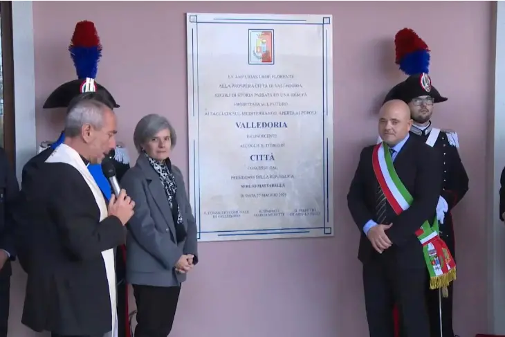 Lo svelamento della targa a Valledoria (foto concessa)
