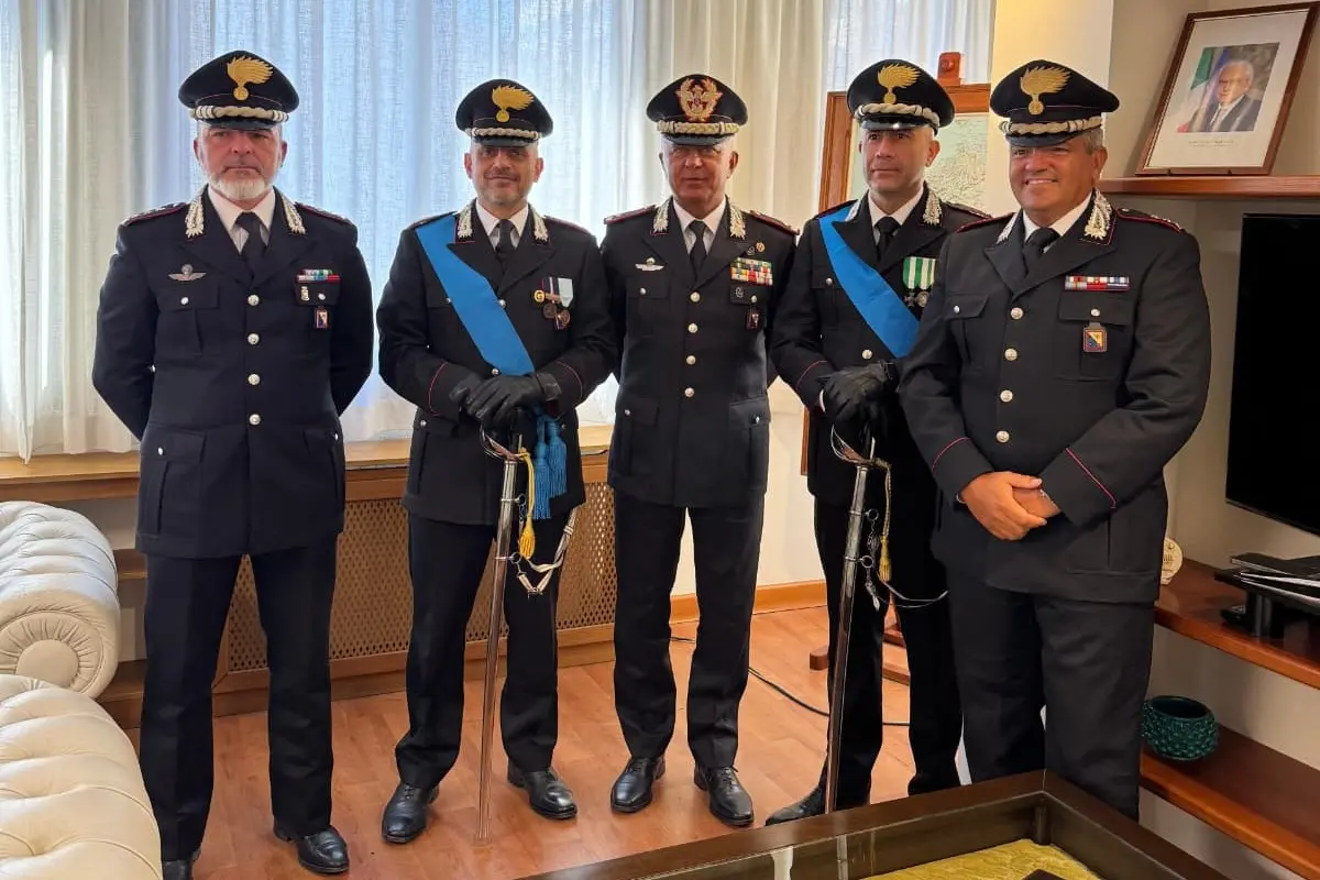 La cerimonia di saluto al comando provinciale dei carabinieri