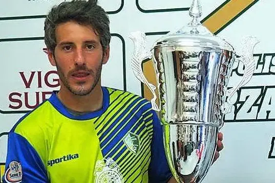 Bonacquisti con la Coppa del campionato di Serie D