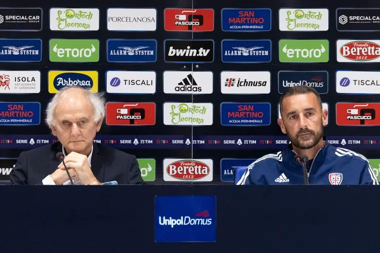 卡波祖卡和阿戈斯蒂尼在新闻发布会上（卡利亚里足球队）