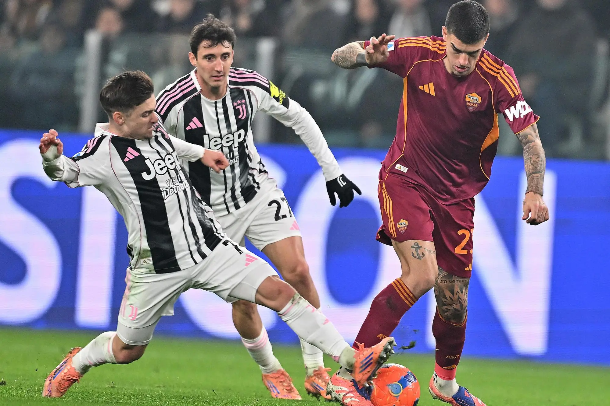 Francisco Conceição (a sinistra) e Gianluca Mancini in Juventus-Roma del girone d'andata di Serie A (foto Ansa)