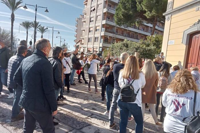Air Italy, lavoratori in piazza a Olbia: “Riaprire il tavolo di crisi”