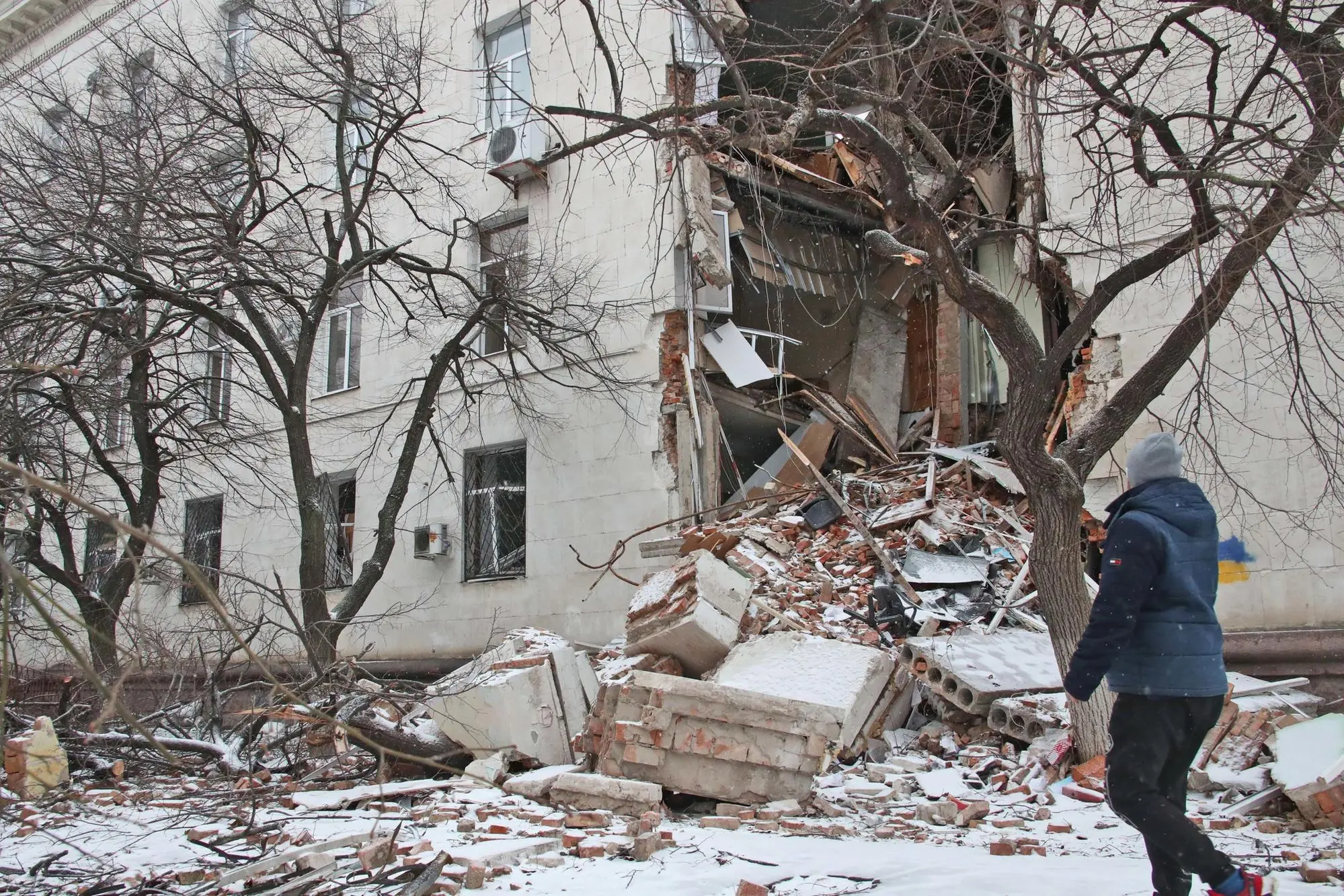 Edificio bombardato a Kherson (foto Ansa)