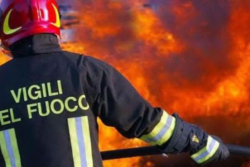 Vasto incendio nel Comasco, due ustionati e tre intossicati