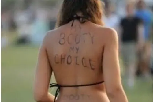Hippy e nudi al Coachella Festival