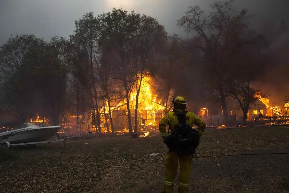 California in fiamme