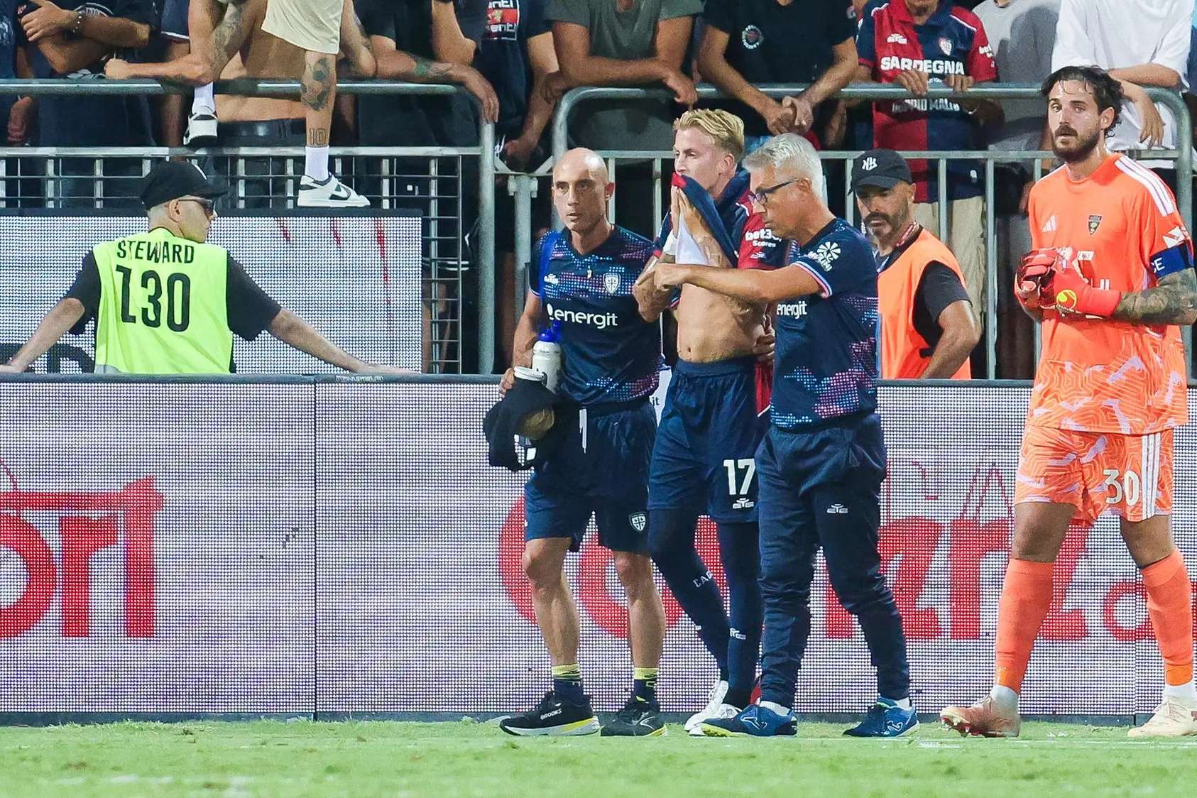 Mattia Felici esce dal campo dopo l'infortunio durante Cagliari-Lecce