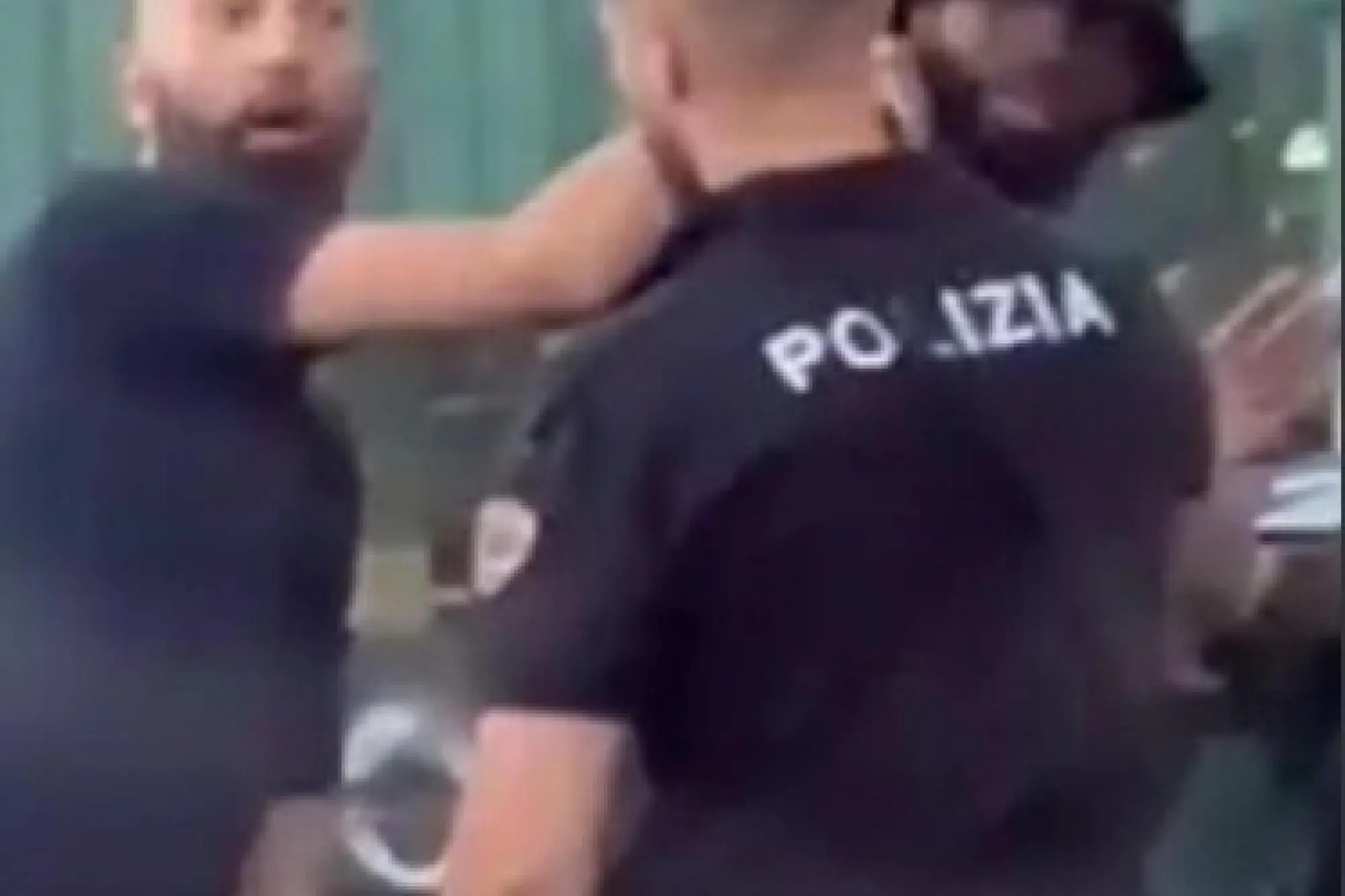 Un frame tratto da un video pubblicato su Twitter che mostra alcuni poliziotti controllare, per strada, con le pistole spianate, due persone. Uno di questi è Tiémoué Bakayoko, calciatore del Milan, Milano, 18 luglio 2022. L'intervento è subito terminato quando è emersa la sua identità. Il video, divenuto virale sul Web, sta suscitando molti commenti e polemiche. Twitter / Captain Rossonero - Il Primo Rossonero +++ATTENZIONE LA FOTO NON PUO' ESSERE PUBBLICATA O RIPRODOTTA SENZA L'AUTORIZZAZIONE DELLA FONTE DI ORIGINE CUI SI RINVIA+++ +++NO SALES; NO ARCHIVE; EDITORIAL USE ONLY+++