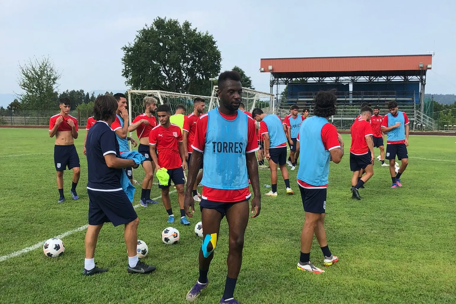 La Torres al lavoro nel ritiro piemontese, Diakite in primo piano (foto ufficio stampa Torres)