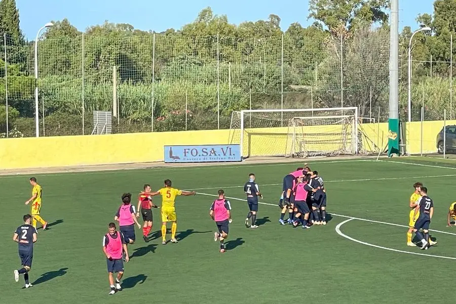 Un'esultanza del Muravera dopo una vittoria in casa in questa Serie D (foto Riccardo Spignesi)