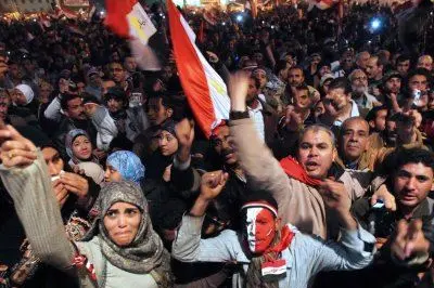 La folla in festa al Cairo dopo l'annuncio delle dimissioni di Mubarak