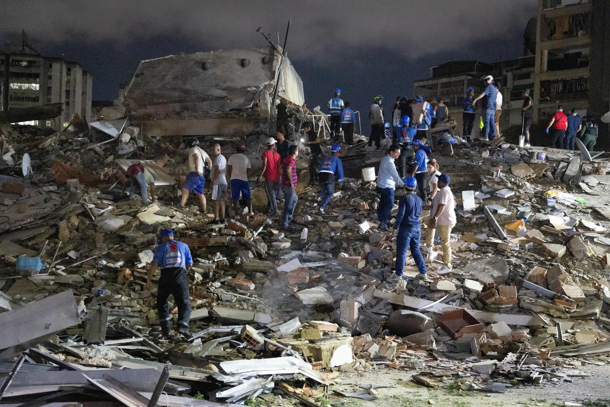 Operazioni di soccorso a Caracas (Ansa)