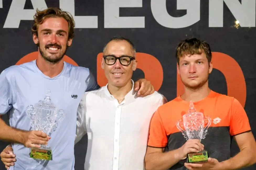 Il vincitore Emanuele Mazzeschi e il finalista Jacopo Landini premiati dal direttore del torneo Sebastiano "Tex" Asara (foto Veronica Satta)