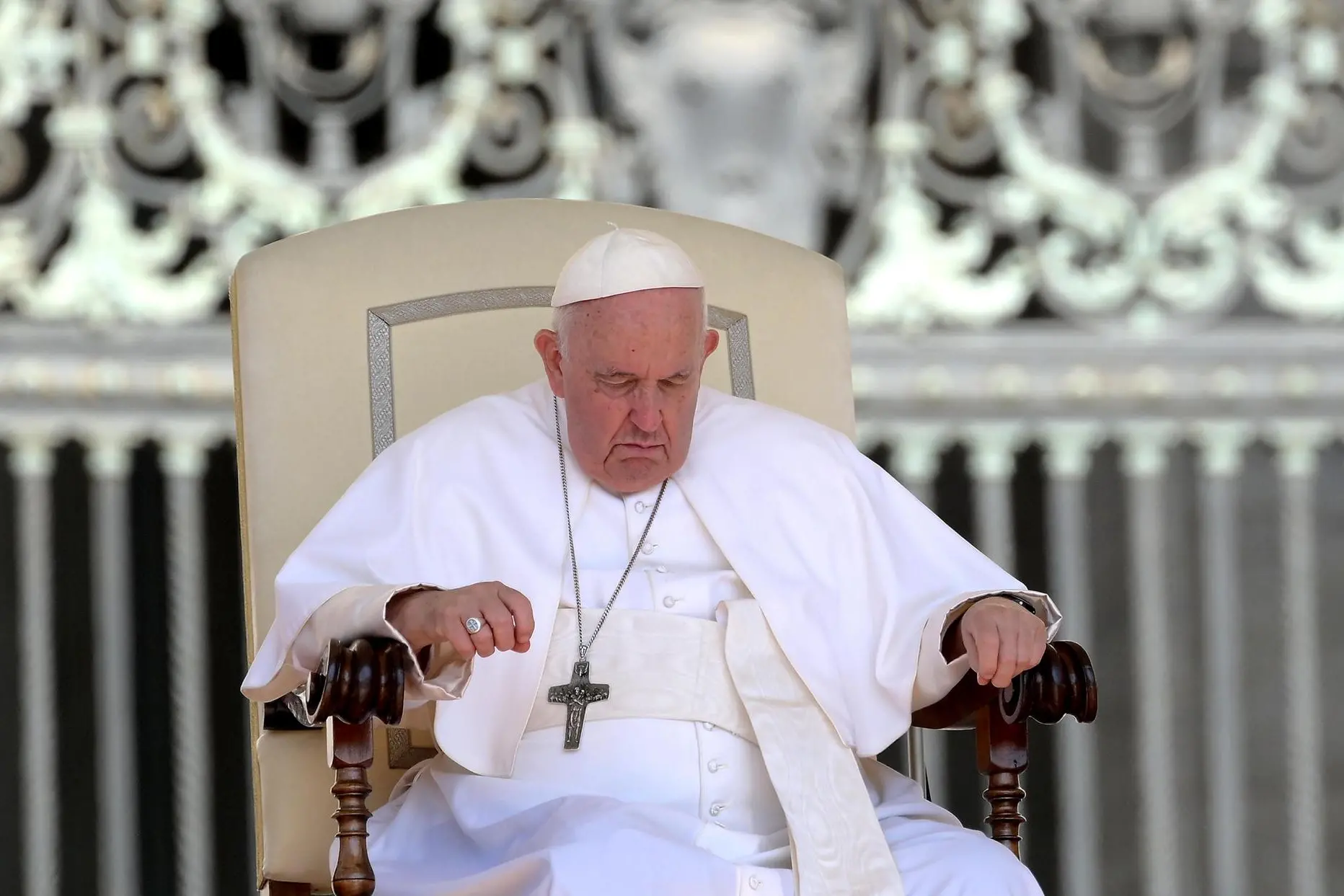 Papa Francesco in piazza a San Pietro per l'udienza generale (foto Ansa)