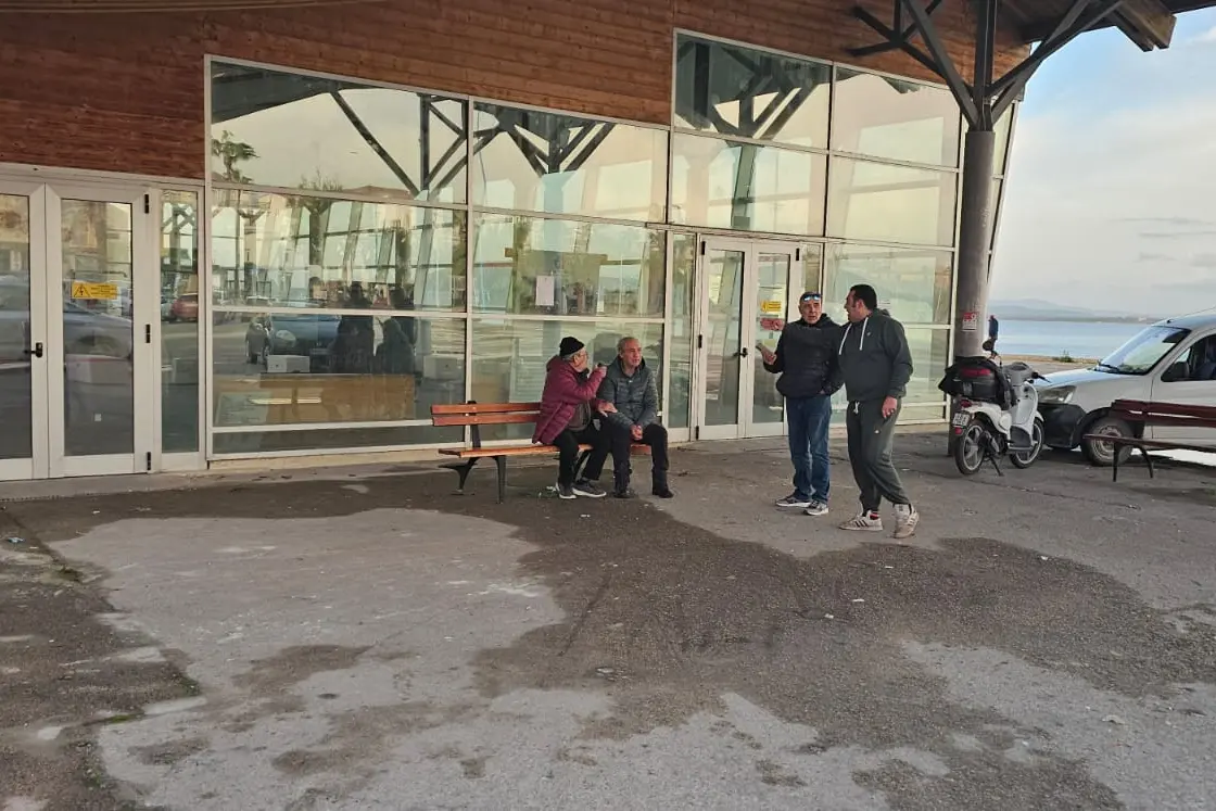 Pescatori davanti al mercato del porto chiuso da quasi tre mesi