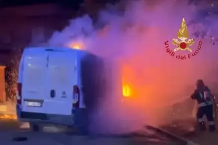 Il furgone in fiamme ad Assemini