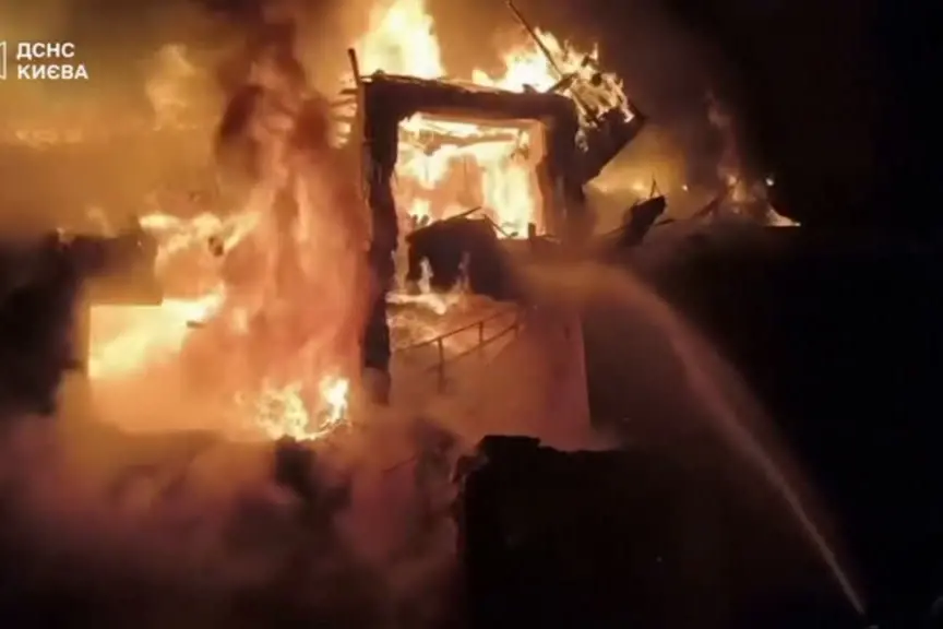 Attacchi russi nella notte su Kiev, danni e incendi: almeno 2 morti