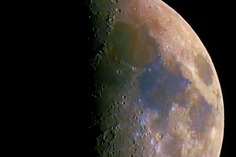 La superficie lunare (foto @ManuelFloris)