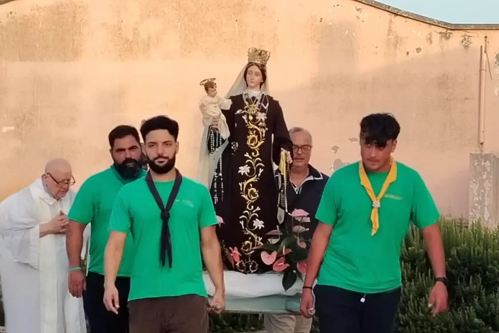 Gli scout portano la statua durante la processione