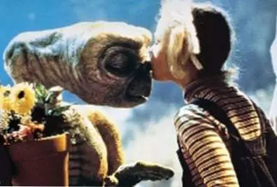 Una giovanissima Drew Barrymore bacia E.T.