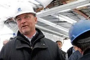 Il presidente della Regione Cappellacci con i lavoratori dell'Alcoa