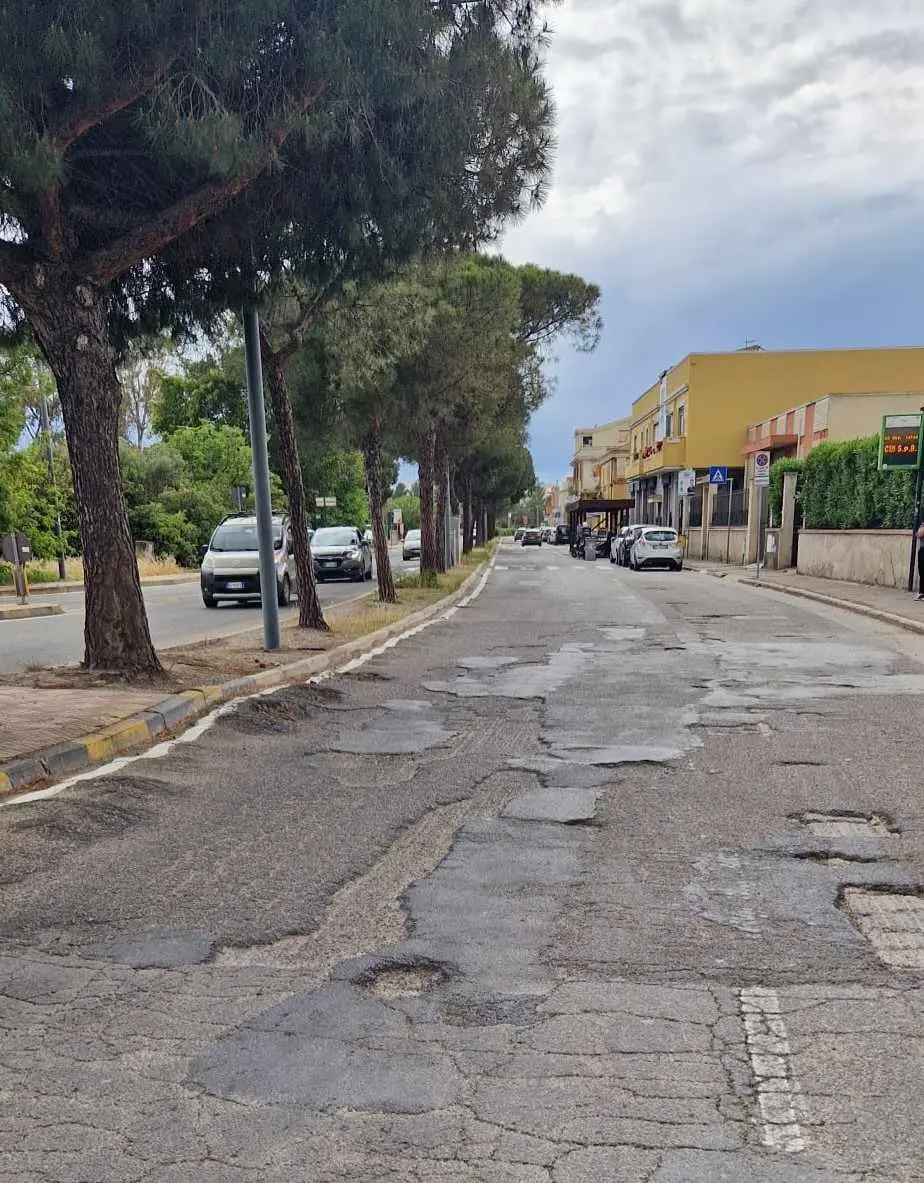 Buche in via Cesare Cabras