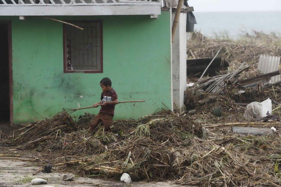 Indonesia, più di 400 vittime. Il miracolo di Alì, bimbo salvato dopo 12 ore tra le macerie