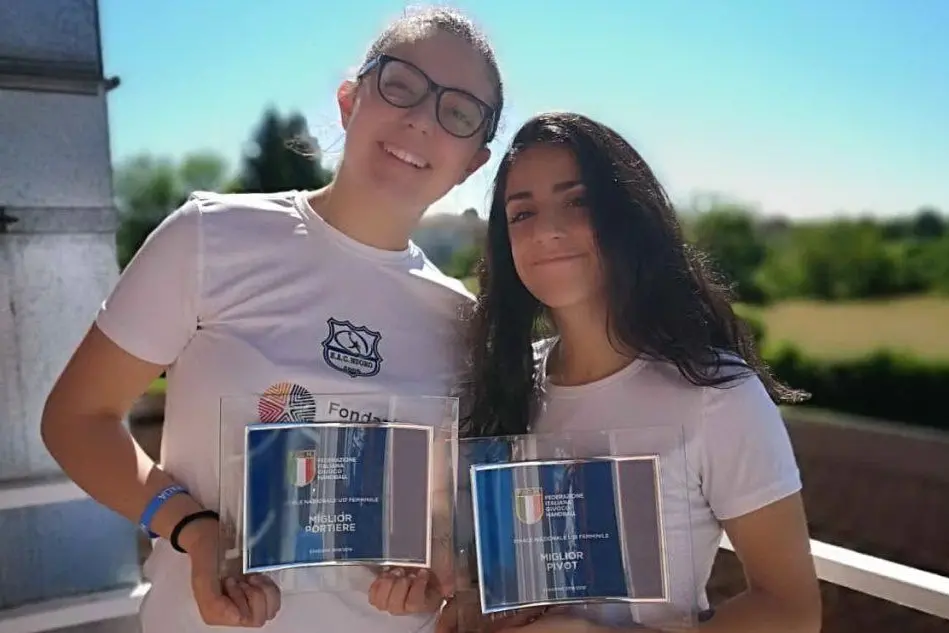 Martina Sitzia e Sara Bellu dell’Hac Nuoro, miglior portiere e miglior pivot nelle finali scudetto (foto Vanna Chessa)