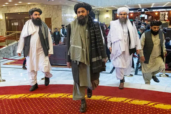 Il Mullah Abdul Ghani Baradar (al centro), co-fondatore dei talebani, sarà il numero due del nuovo governo (Ansa)