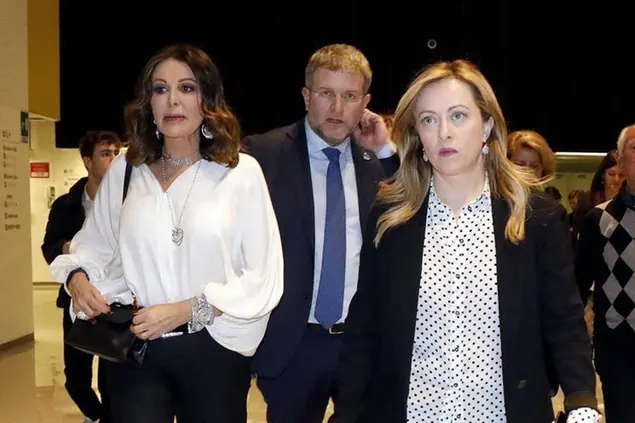 Giorgia Meloni, Daniela Santanchè e Carlo Fidanza (Ansa)