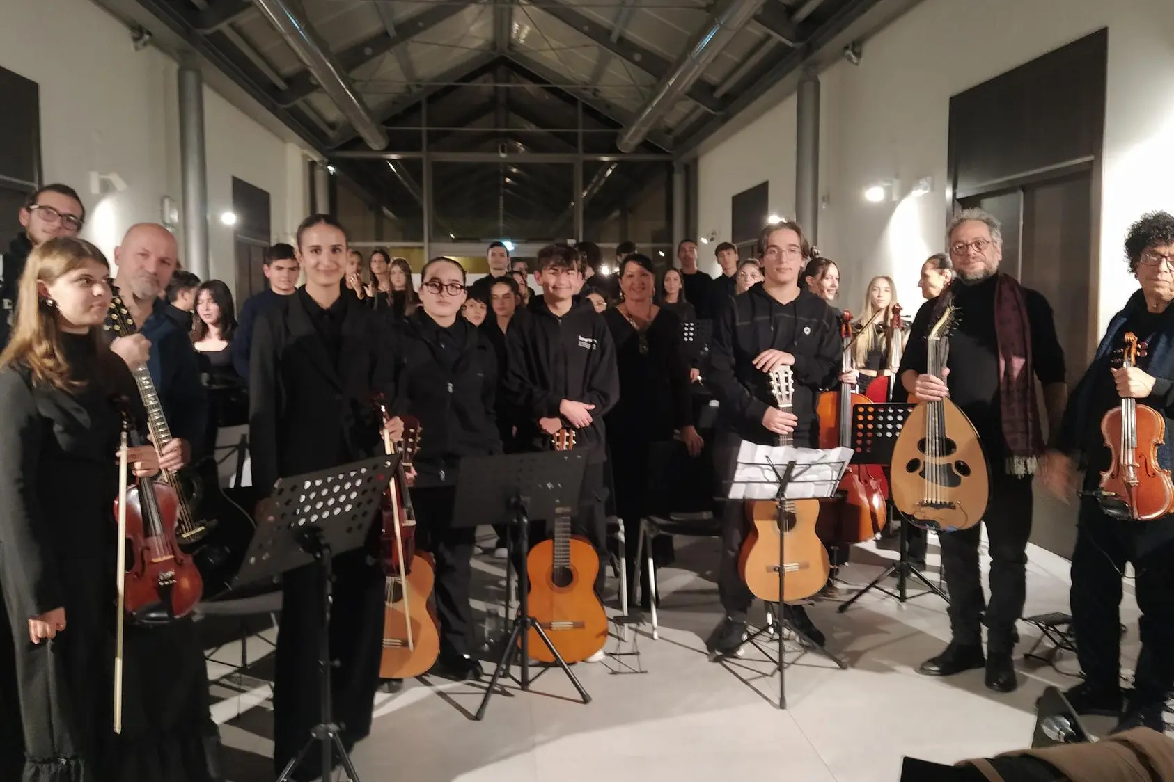 Gli studenti con il maestro Ouassini (foto concessa)