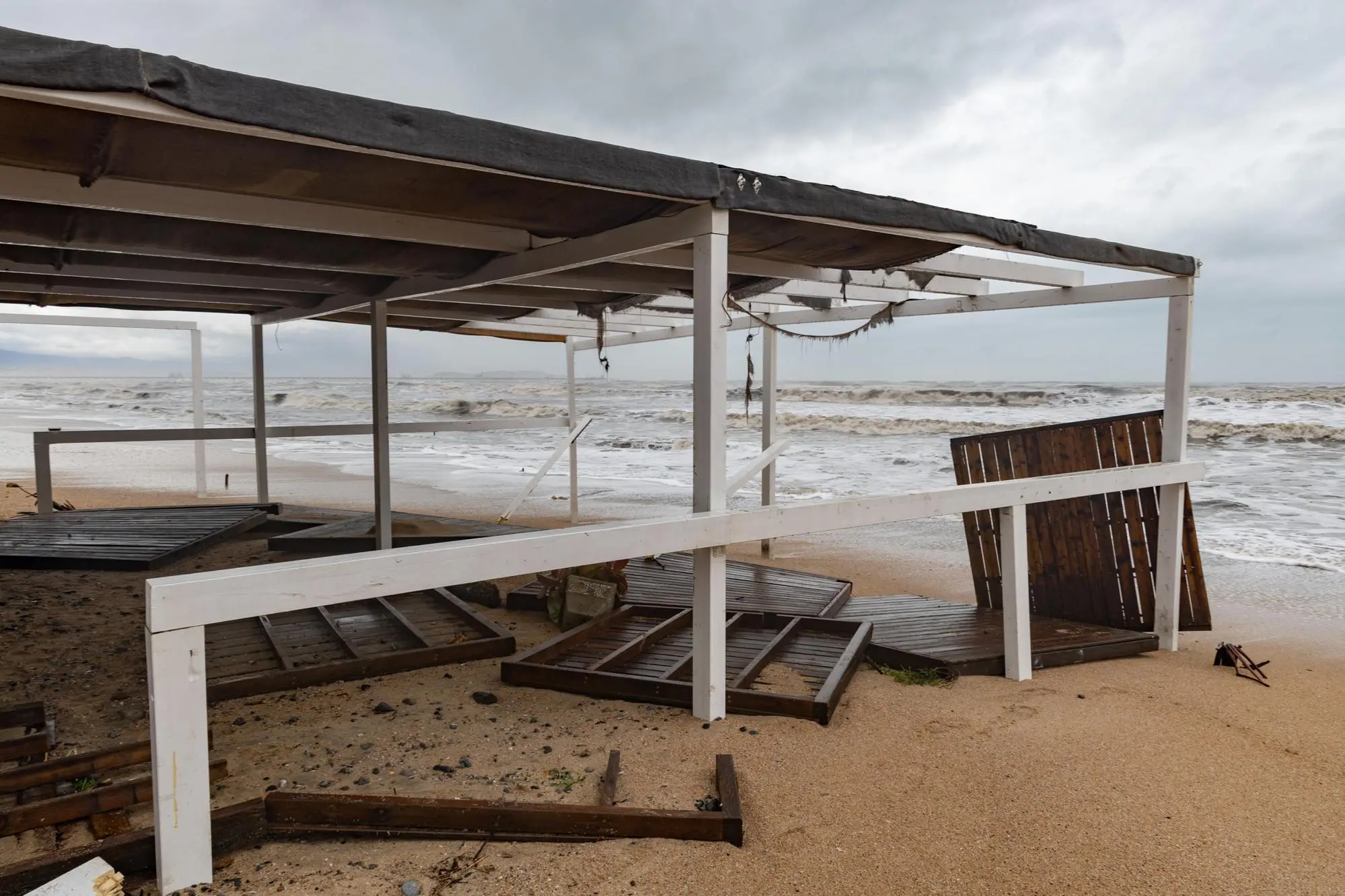 Un chiosco danneggiato