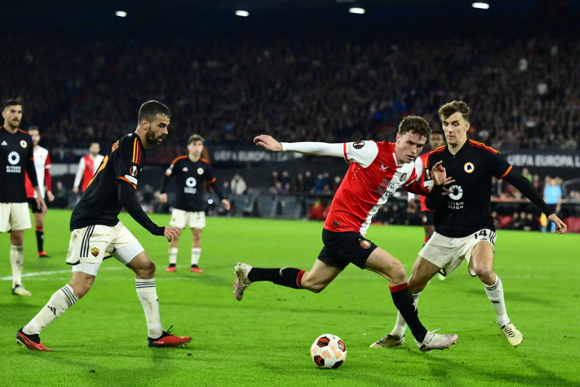 epa11156120 Lorenzo Pellegrini (L) and Diego Llorente (R) of AS Roma in action against Mats Wieffer (C) of Feyenoord during the UEFA Europa League first leg play-off soccer match between Feyenoord Rotterdam and AS Roma, in Rotterdam, the Netherlands, 15 February 2024. EPA/OLAF KRAAK