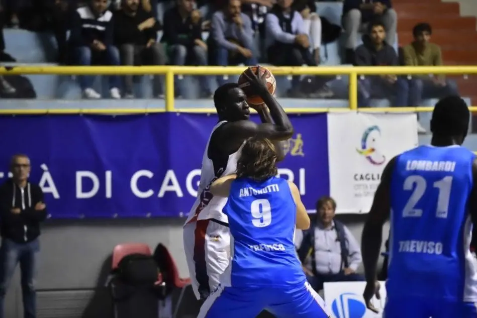 Ousmane Diop per lui 9 punti contro Treviso (foto Hertz Cagliari)