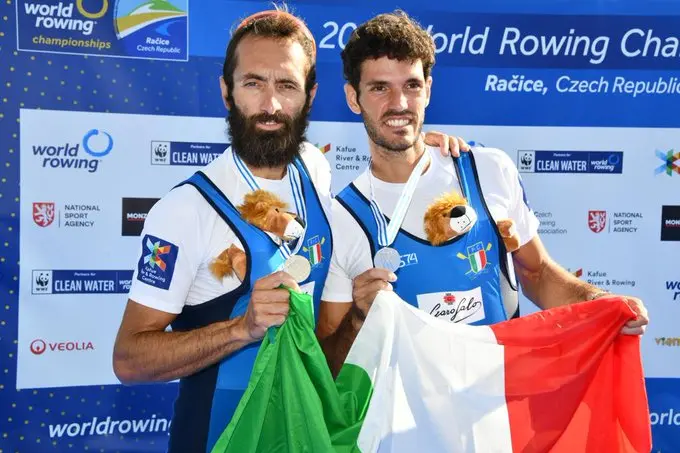 Oppo and Ruta with the silver medal (Twitter photo)