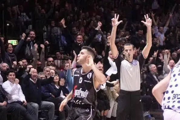 Marco Spissu esulta dopo aver messo a segno una tripla con la maglia della Virtus