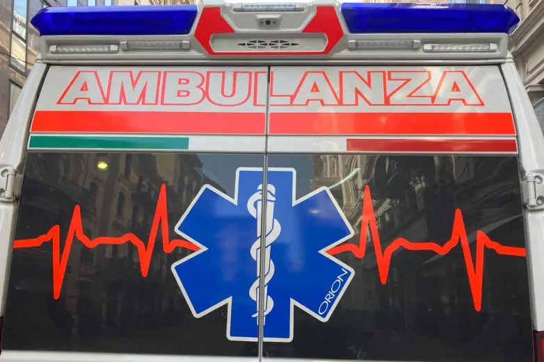 Un'ambulanza (Foto Unione Sarda)
